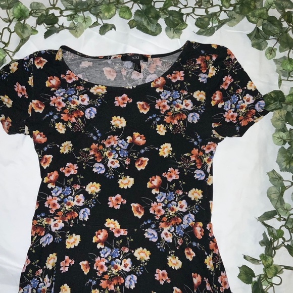 Floral Ruffle Bottom Top - Picture 4 of 5